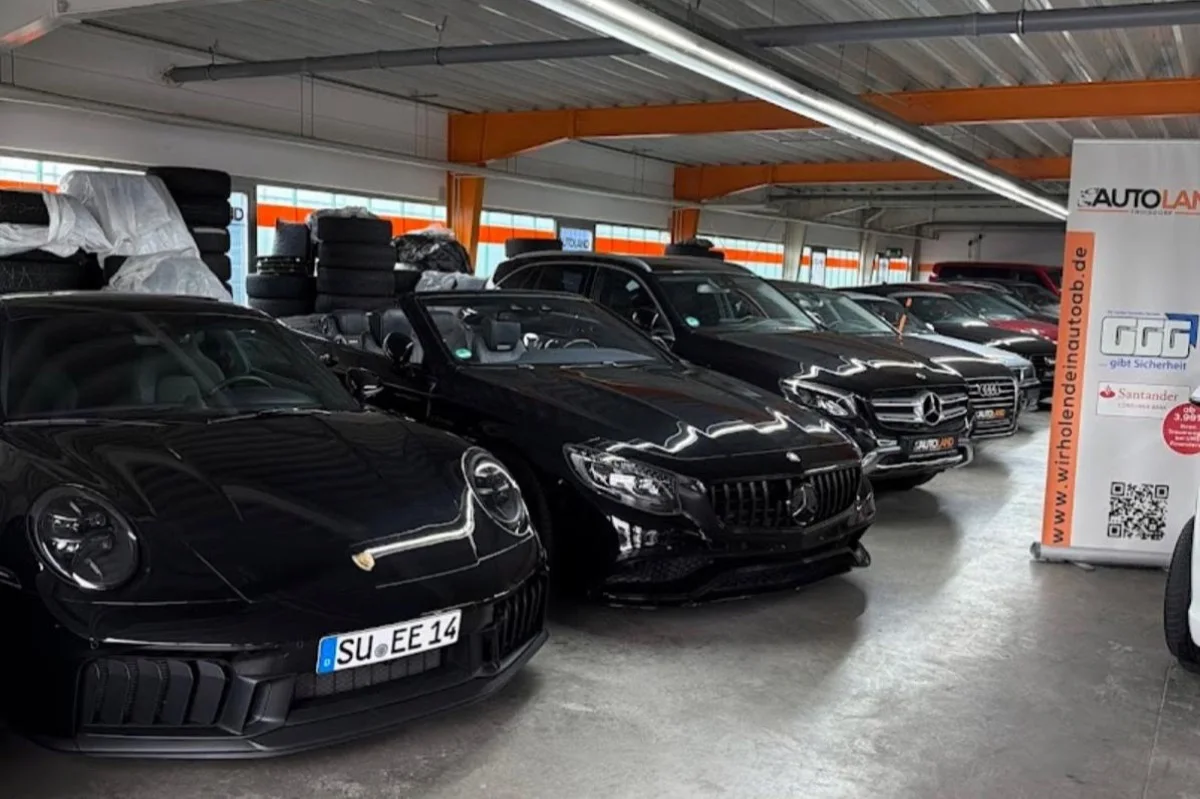 Ausstellungshalle von Autoland Eligül GmbH mit Fahrzeugen